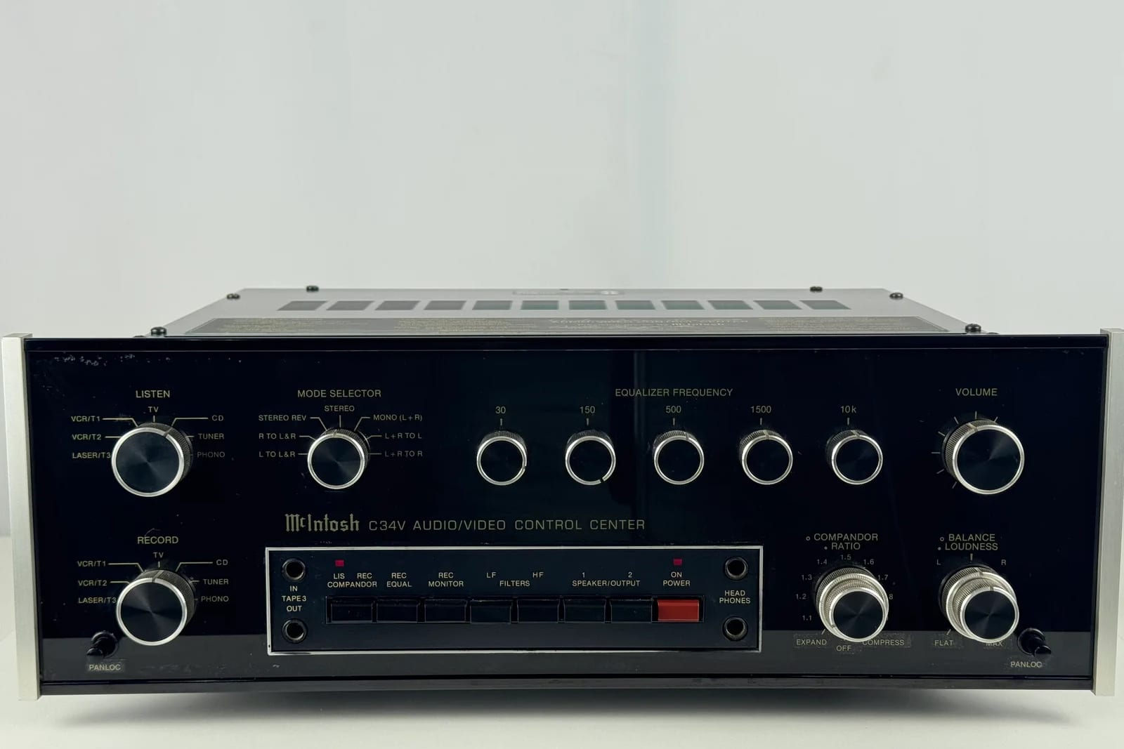 Ein McIntosh C34V Audio/Video Control Center: Vorverstärker mit schwarzer Glasfront, goldener Beschriftung und Reglern für Equalizer, Lautstärke und Balance.